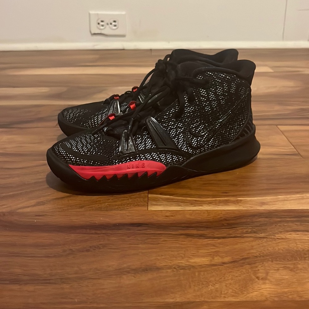 Nike Kyrie 7 Breda good condition size 6 black and red.